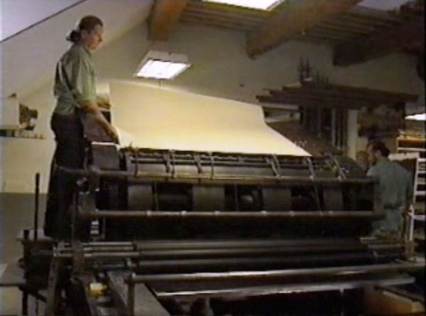 Tirage d'une lithographie en grand format avec l'une des trois dernières machines plates au monde - Atelier Pousse Caillou de Roquefort des Corbières