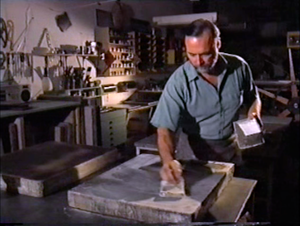 Préparation de la pierre lithographique par Luc Valdelièvre, maître lithographe à Roquefort des Corbières, créateur de l'atelier Pousse Caillou