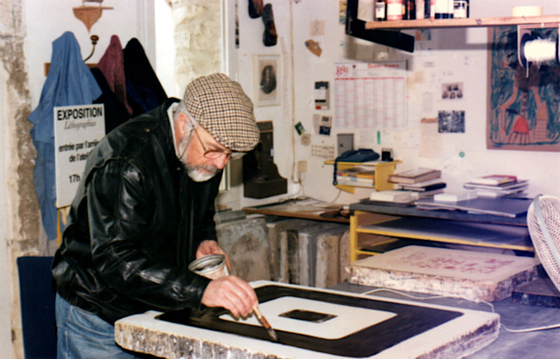 Daniel Dezeuze en train de peindre sa lithographie 