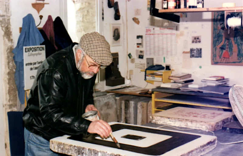 Daniel Dezeuze en train de peindre sa lithographie
