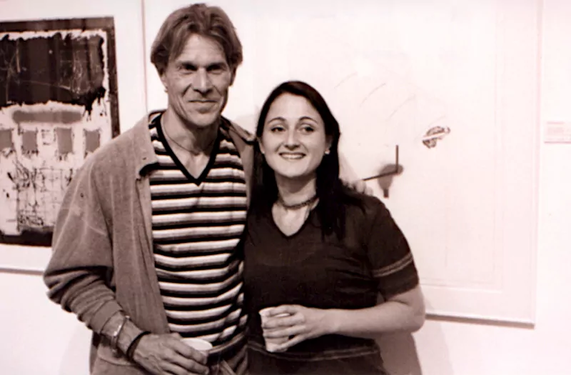 Photographie de Nicholas Hondrogen avec Noémi Valdelièvre, la fille de Perlette et Luc Valdelièvre, lithographes, propriétaires de l'atelier de lithographie Pousse Caillou à Roquefort des Corbières