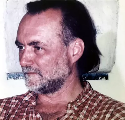 Portrait photographique de Luc Valdelièvre, lithographe, à l'atelier Pousse Caillou en 1999. Luc Valdelièvre est le fondateur de l'atelier de Lithographie.