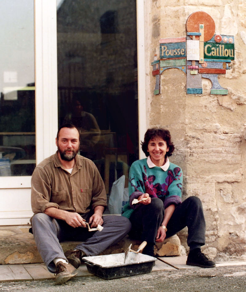 Photographie de Luc Valdelièvre et de Perlette Valdelièvre, créateurs de l'atelier de lithographie Pousse Caillou en 1974 à Paris, puis à Roquefort des Corbières