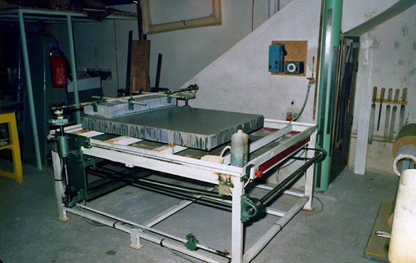 Grainage de pierres lithographiques : le grammage est obtenu par frottement - Machine litho de l'atelier Pousse Caillou à Roquefort des Corbières