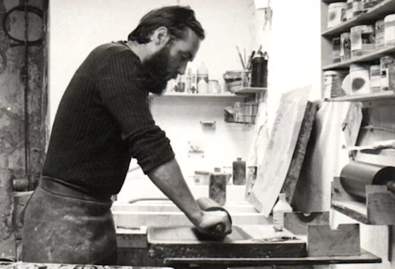 Luc Valdelièvre, alors lithographe à Paris, dans son atelier de la rue de Lappe